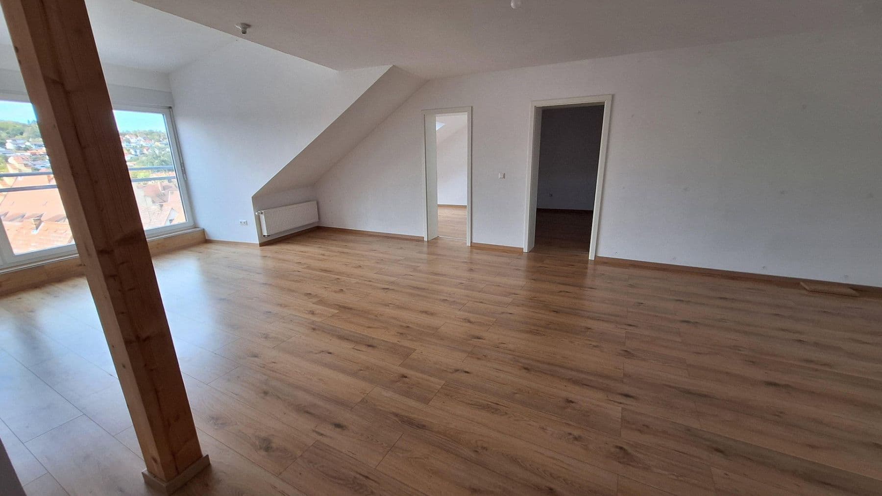 Prenájom bytu 4-izbový 170 m², Ochsenfurt, Bavorsko Prenájom bytu 4-izbový 170 m², Ochsenfurt, Bavorsko
