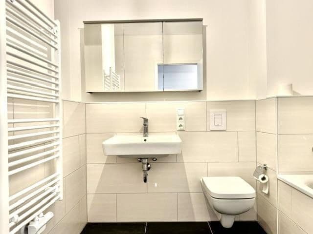 Prenájom bytu 4-izbový 110 m², Berlin, Berlín Prenájom bytu 4-izbový 110 m², Berlin, Berlín