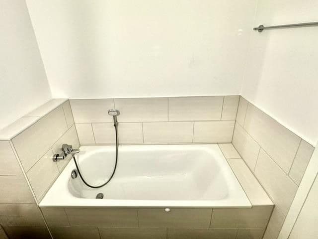 Prenájom bytu 4-izbový 110 m², Berlin, Berlín Prenájom bytu 4-izbový 110 m², Berlin, Berlín