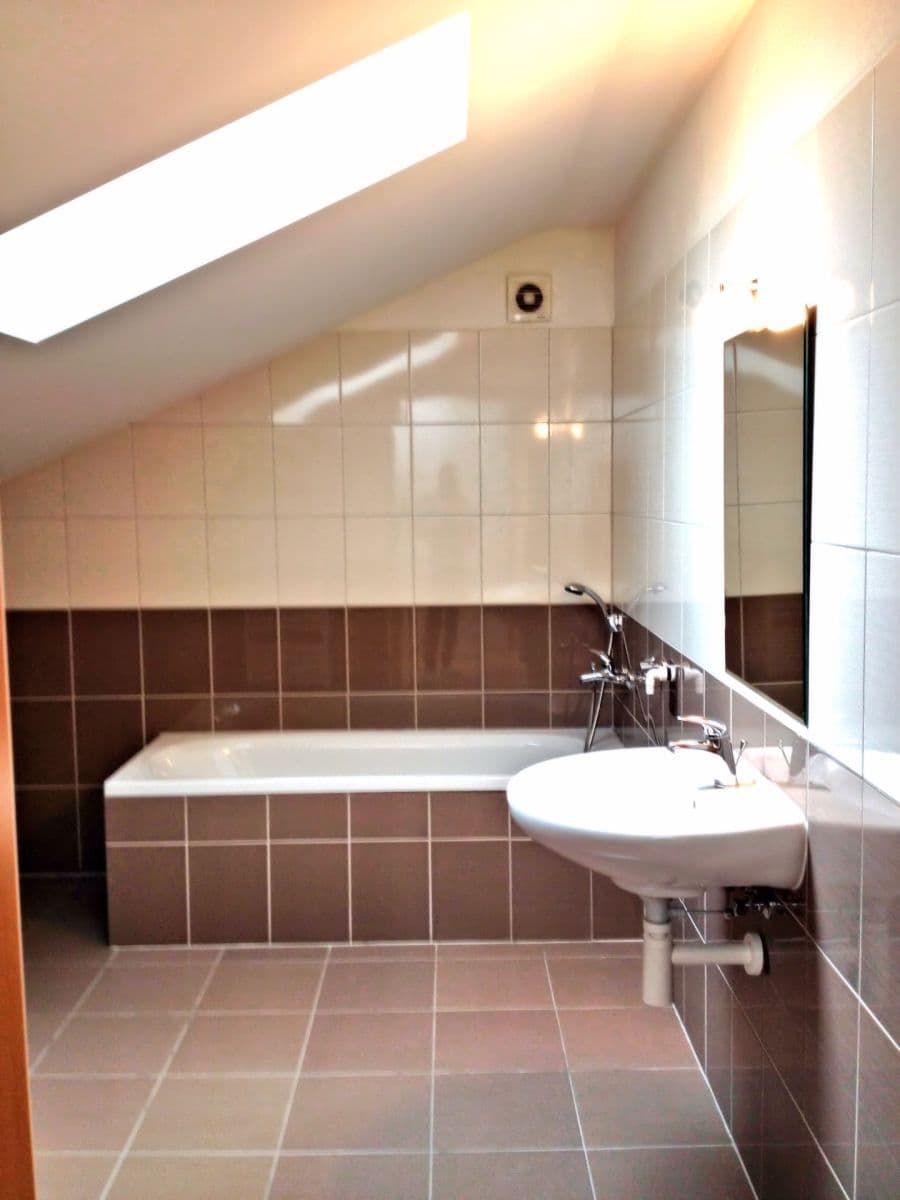 Prenájom bytu 2-izbový 77 m², Mladých Běchovic, Praha, Praha Prenájom bytu 2-izbový 77 m², Mladých Běchovic, Praha, Praha