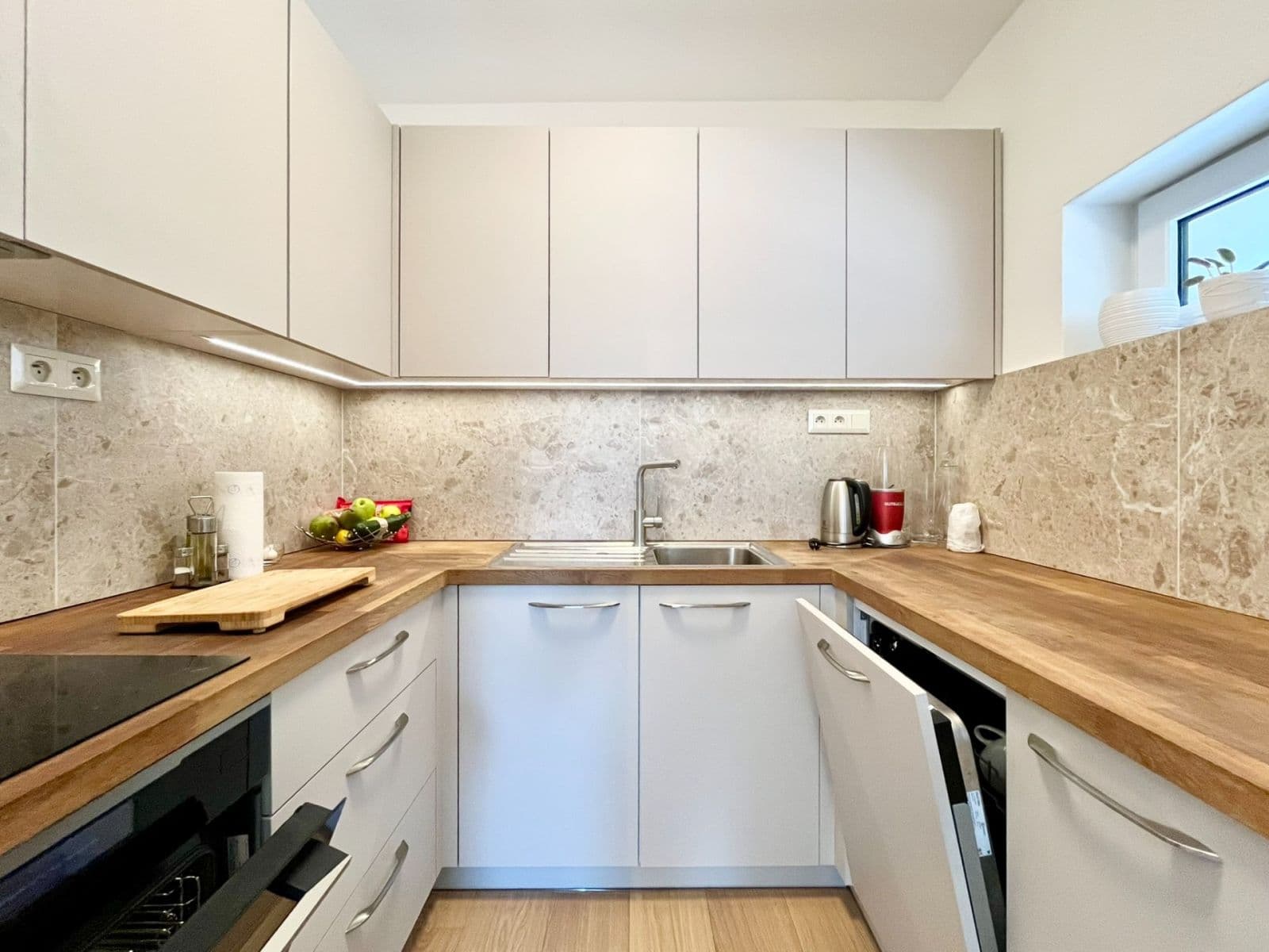 Prenájom bytu 3-izbový 80 m², J. Hollého, Dolné Kočkovce, Trenčiansky kraj Prenájom bytu 3-izbový 80 m², J. Hollého, Dolné Kočkovce, Trenčiansky kraj