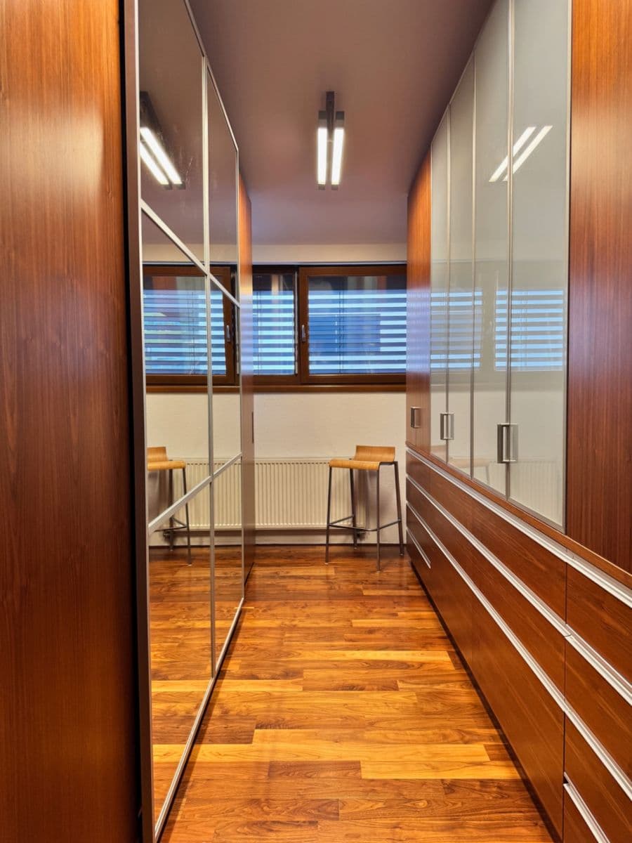 Prenájom bytu 3-izbový 140 m², Pod Bôrikom, Bratislava - mestská časť Staré Mesto, Bratislavský kraj Prenájom bytu 3-izbový 140 m², Pod Bôrikom, Bratislava - mestská časť Staré Mesto, Bratislavský kraj