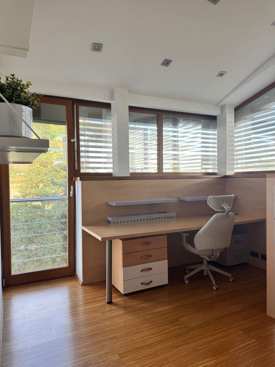 Prenájom bytu 3-izbový 140 m², Pod Bôrikom, Bratislava - mestská časť Staré Mesto, Bratislavský kraj Prenájom bytu 3-izbový 140 m², Pod Bôrikom, Bratislava - mestská časť Staré Mesto, Bratislavský kraj