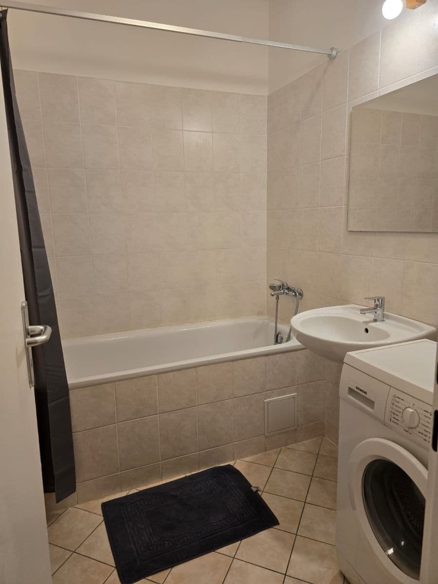 Prenájom bytu Garsoniéra 43 m², Papraďová, Ružinov, Bratislavský kraj Prenájom bytu Garsoniéra 43 m², Papraďová, Ružinov, Bratislavský kraj