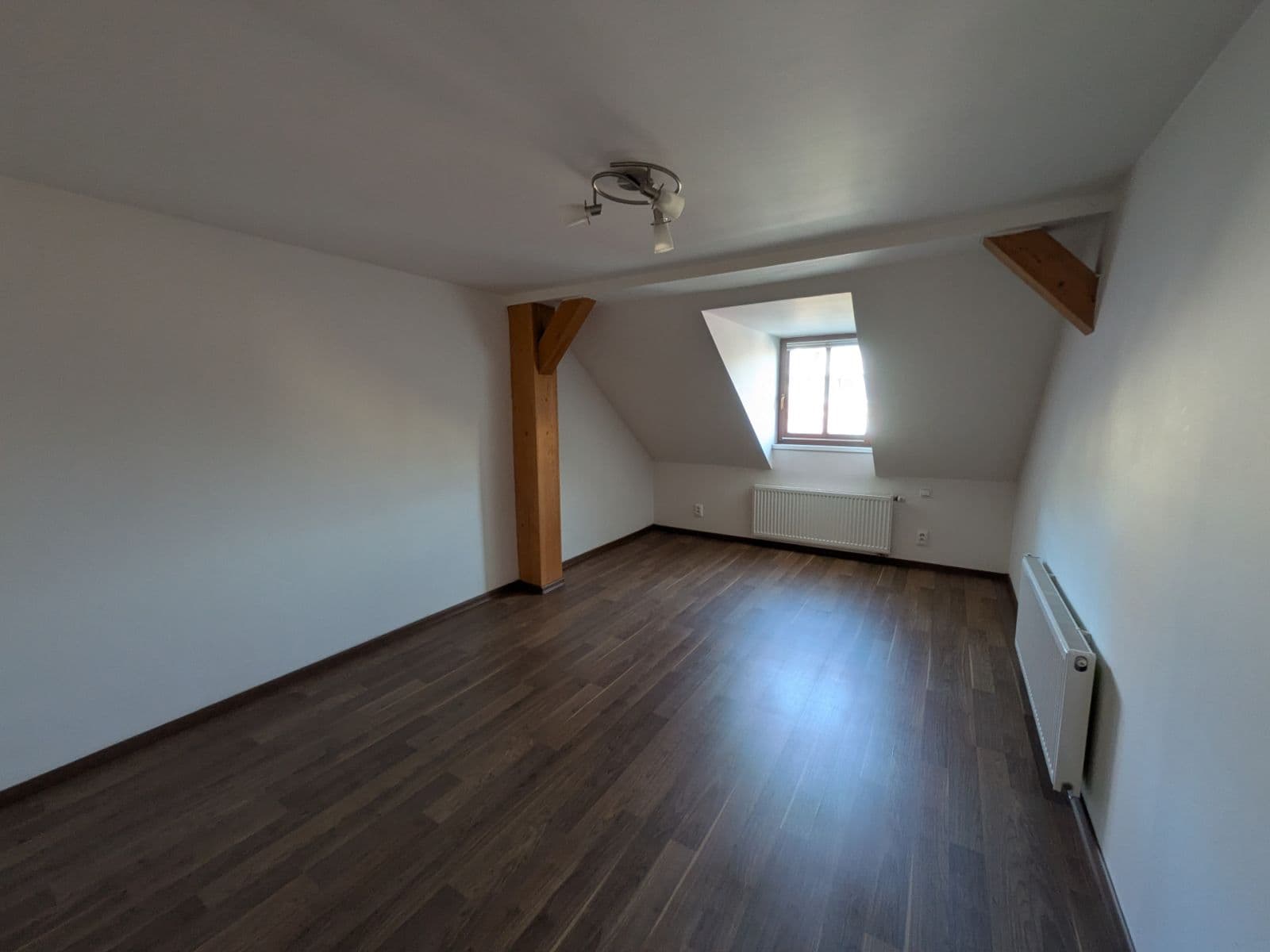 Prenájom bytu 3-izbový 100 m², 8. března, Liberec, Liberecký kraj Prenájom bytu 3-izbový 100 m², 8. března, Liberec, Liberecký kraj