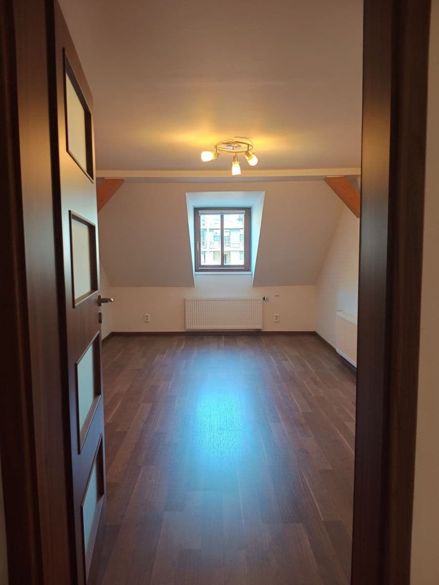 Prenájom bytu 3-izbový 100 m², 8. března, Liberec, Liberecký kraj Prenájom bytu 3-izbový 100 m², 8. března, Liberec, Liberecký kraj