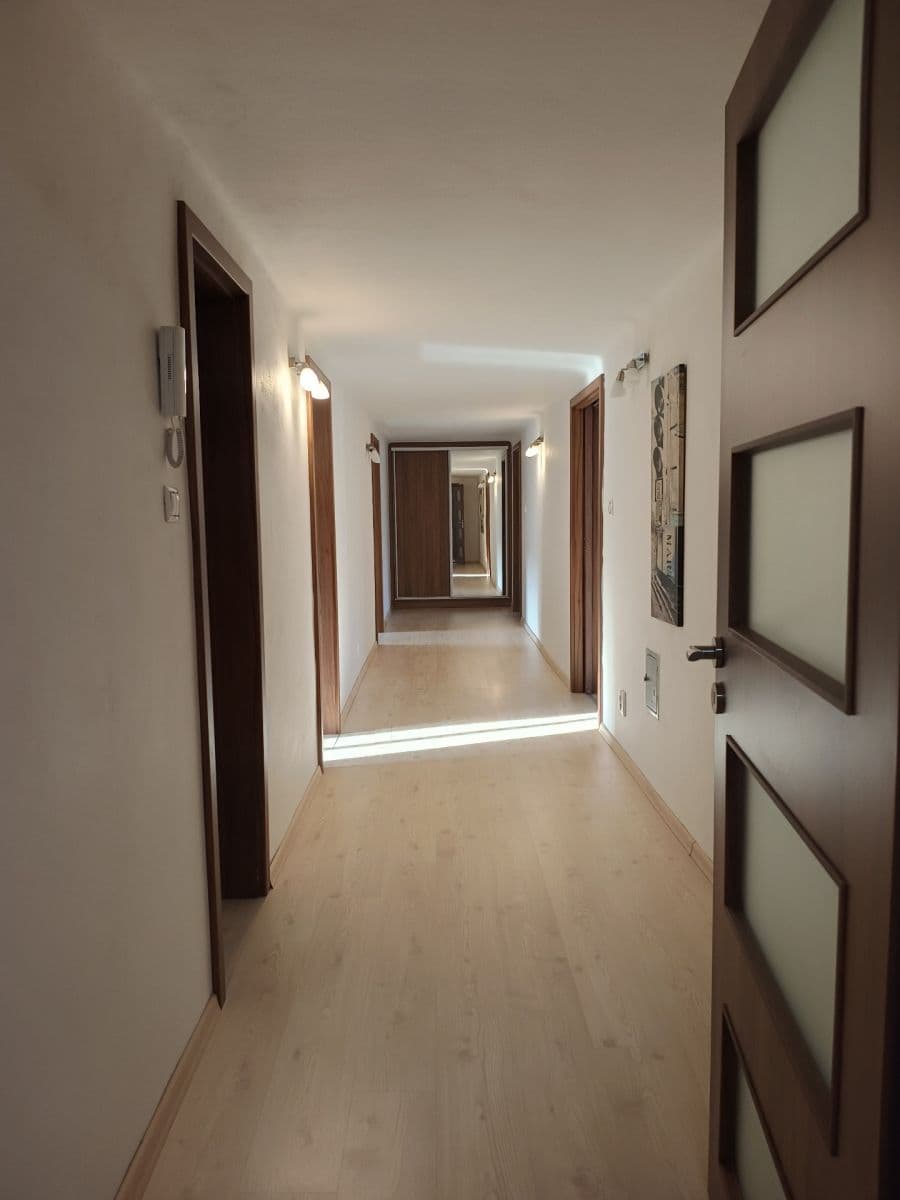 Prenájom bytu 3-izbový 100 m², 8. března, Liberec, Liberecký kraj Prenájom bytu 3-izbový 100 m², 8. března, Liberec, Liberecký kraj