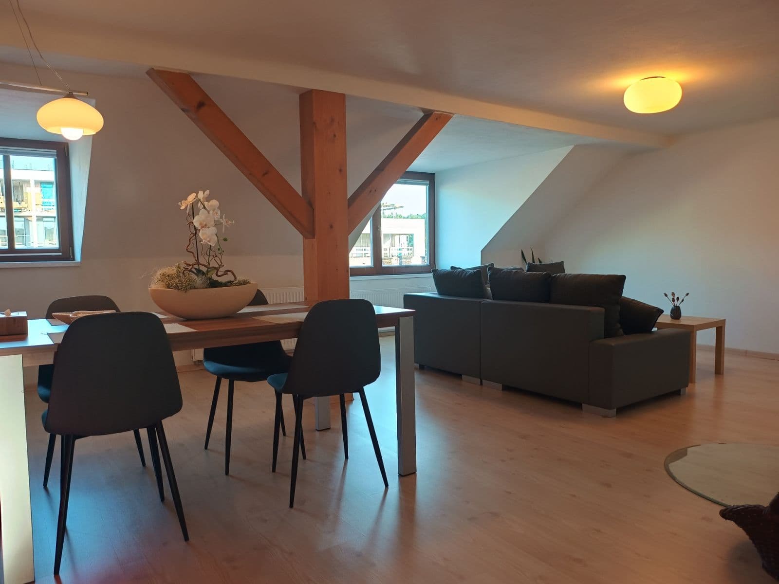 Prenájom bytu 3-izbový 100 m², 8. března, Liberec, Liberecký kraj Prenájom bytu 3-izbový 100 m², 8. března, Liberec, Liberecký kraj
