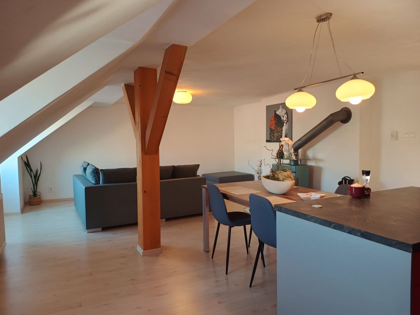 Prenájom bytu 3-izbový 100 m², 8. března, Liberec, Liberecký kraj Prenájom bytu 3-izbový 100 m², 8. března, Liberec, Liberecký kraj