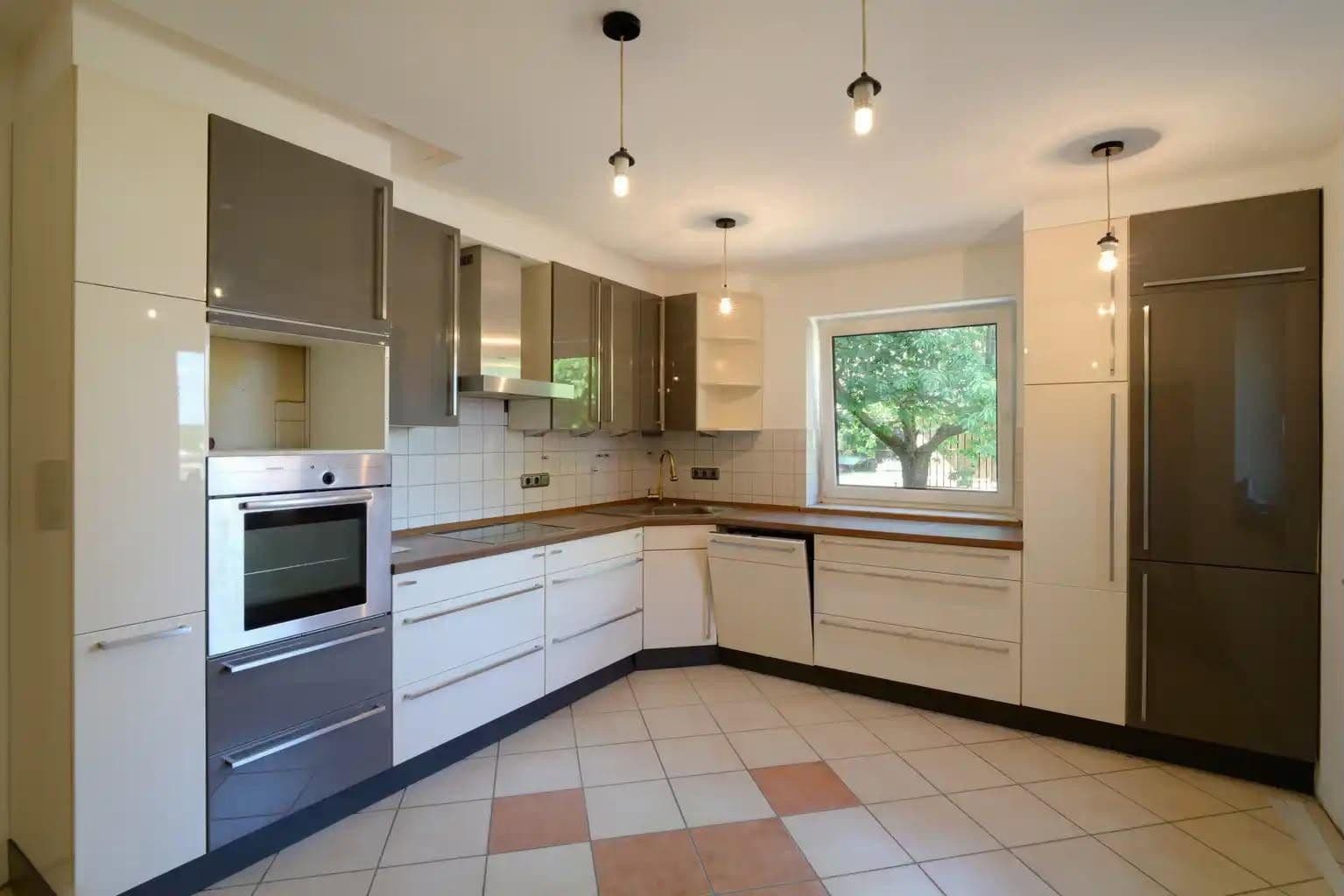 Predaj domu 280 m², pozemok 769 m², Bergen, Dolné Sasko Predaj domu 280 m², pozemok 769 m², Bergen, Dolné Sasko