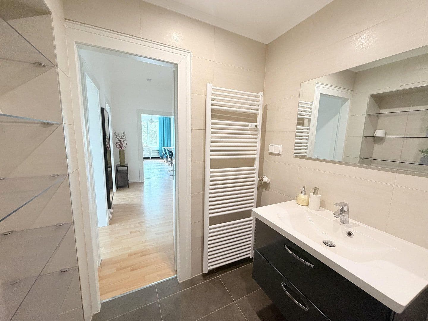 Prenájom bytu 95 m², Uerdinger Str., Düsseldorf, Severné Porýnie - Westfálsko Prenájom bytu 95 m², Uerdinger Str., Düsseldorf, Severné Porýnie - Westfálsko