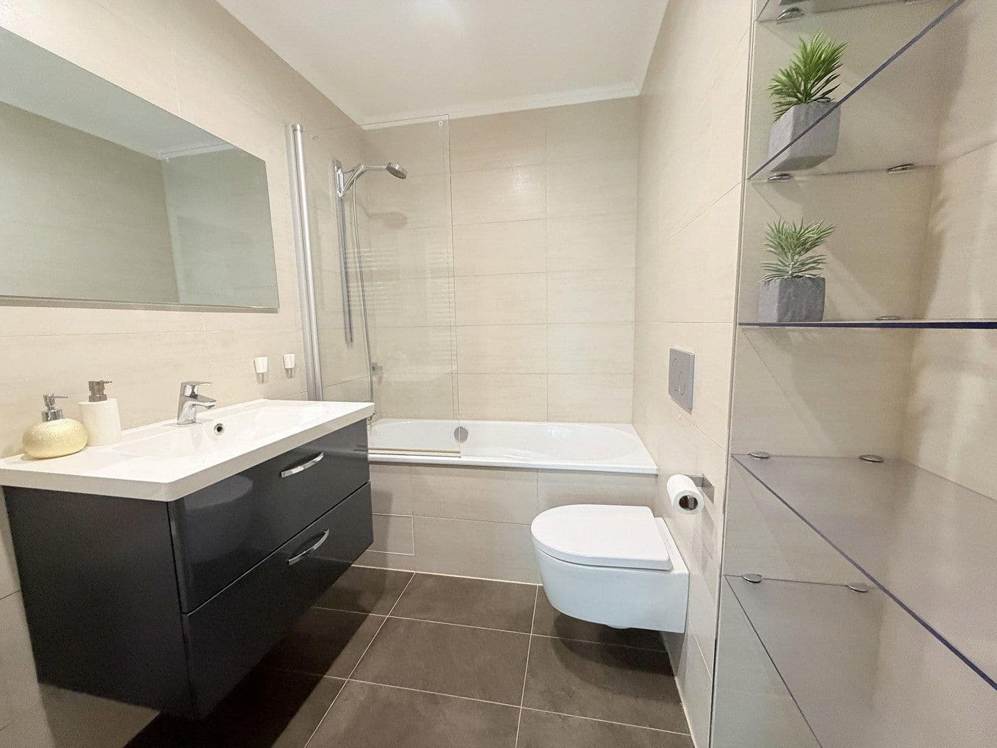 Prenájom bytu 95 m², Uerdinger Str., Düsseldorf, Severné Porýnie - Westfálsko Prenájom bytu 95 m², Uerdinger Str., Düsseldorf, Severné Porýnie - Westfálsko
