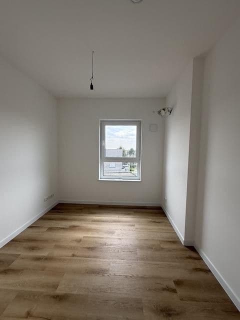 Prenájom bytu 4-izbový 110 m², Alt-Biesdorf 49, Berlin, Berlín Prenájom bytu 4-izbový 110 m², Alt-Biesdorf 49, Berlin, Berlín
