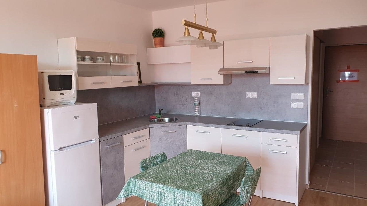 Prenájom bytu 1-izbový 32 m², Jana Masaryka, Hradec Králové, Královéhradecký kraj Prenájom bytu 1-izbový 32 m², Jana Masaryka, Hradec Králové, Královéhradecký kraj