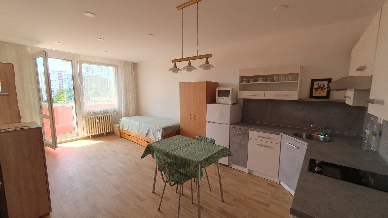 Prenájom bytu 1-izbový 32 m², Jana Masaryka, Hradec Králové, Královéhradecký kraj Prenájom bytu 1-izbový 32 m², Jana Masaryka, Hradec Králové, Královéhradecký kraj