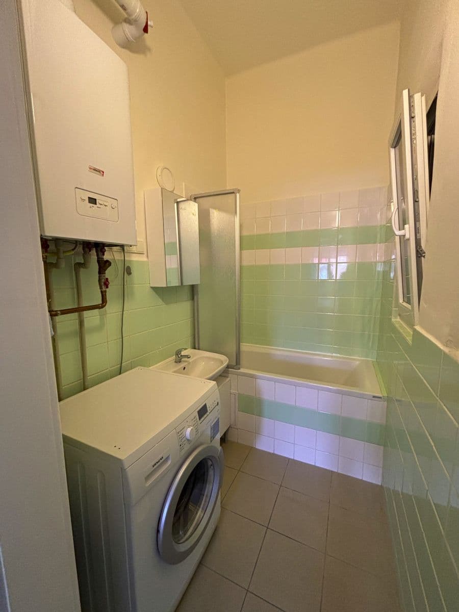 Prenájom bytu 2-izbový 65 m², Jiráskova, Pardubice, Pardubický kraj Prenájom bytu 2-izbový 65 m², Jiráskova, Pardubice, Pardubický kraj