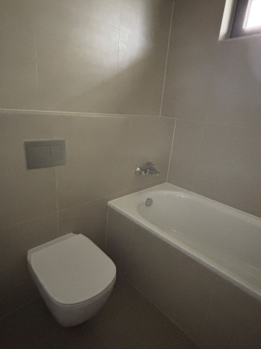 Prenájom bytu 3-izbový 100 m², Za Pískovnou, Praha, Praha Prenájom bytu 3-izbový 100 m², Za Pískovnou, Praha, Praha