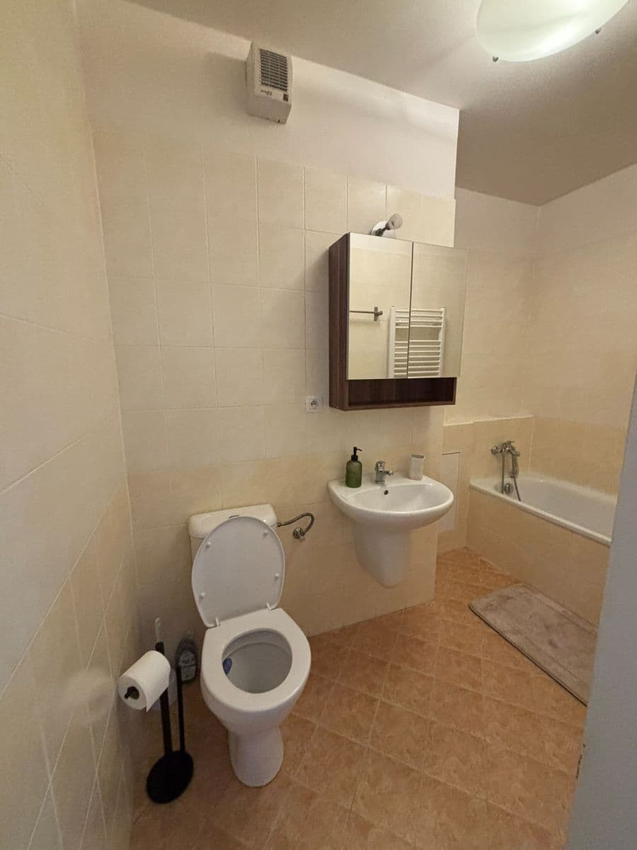 Prenájom bytu 1-izbový 37 m², Podkovářská, Praha, Praha Prenájom bytu 1-izbový 37 m², Podkovářská, Praha, Praha