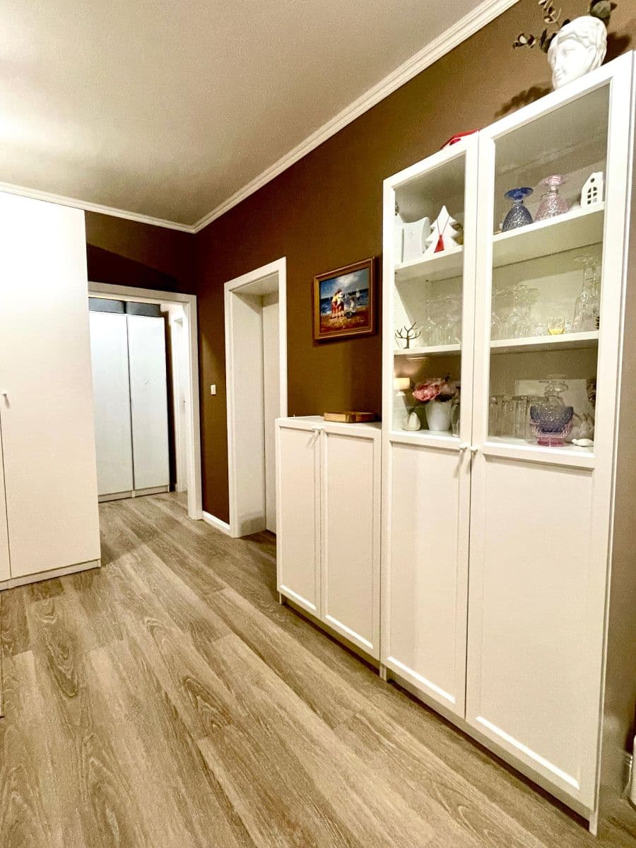 Predaj bytu 4-izbový 96 m², Zbrojnická, Karlovy Vary, Karlovarský kraj Predaj bytu 4-izbový 96 m², Zbrojnická, Karlovy Vary, Karlovarský kraj