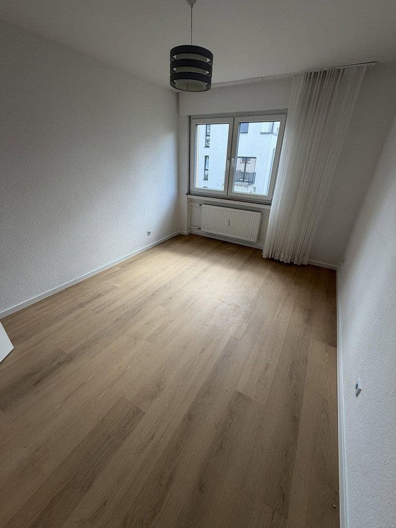 Prenájom bytu 2-izbový 60 m², Frankfurt, Hesensko Prenájom bytu 2-izbový 60 m², Frankfurt, Hesensko