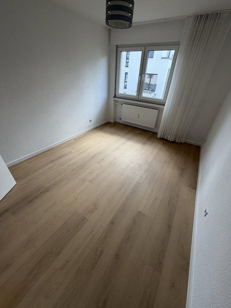 Prenájom bytu 2-izbový 60 m², Frankfurt, Hesensko Prenájom bytu 2-izbový 60 m², Frankfurt, Hesensko