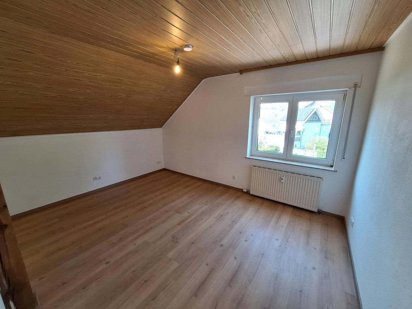 Prenájom bytu 3-izbový 95 m², Neuberg, Hesensko Prenájom bytu 3-izbový 95 m², Neuberg, Hesensko