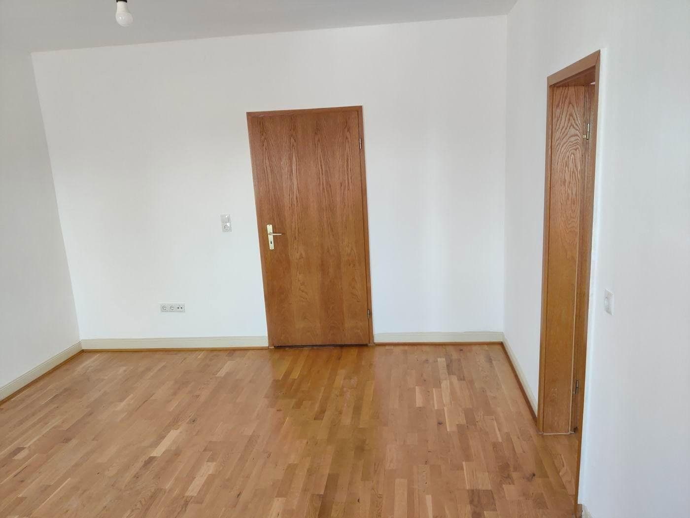 Prenájom bytu 4-izbový 95 m², Mannheim, Bádensko-Wurttembersko Prenájom bytu 4-izbový 95 m², Mannheim, Bádensko-Wurttembersko