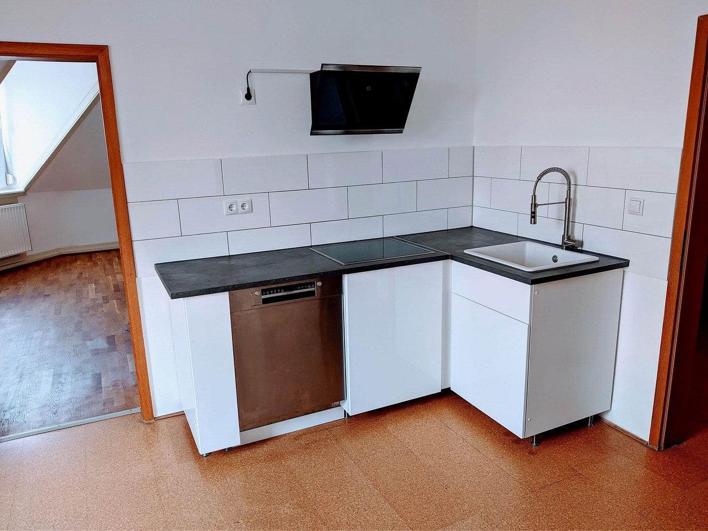 Prenájom bytu 4-izbový 95 m², Mannheim, Bádensko-Wurttembersko Prenájom bytu 4-izbový 95 m², Mannheim, Bádensko-Wurttembersko