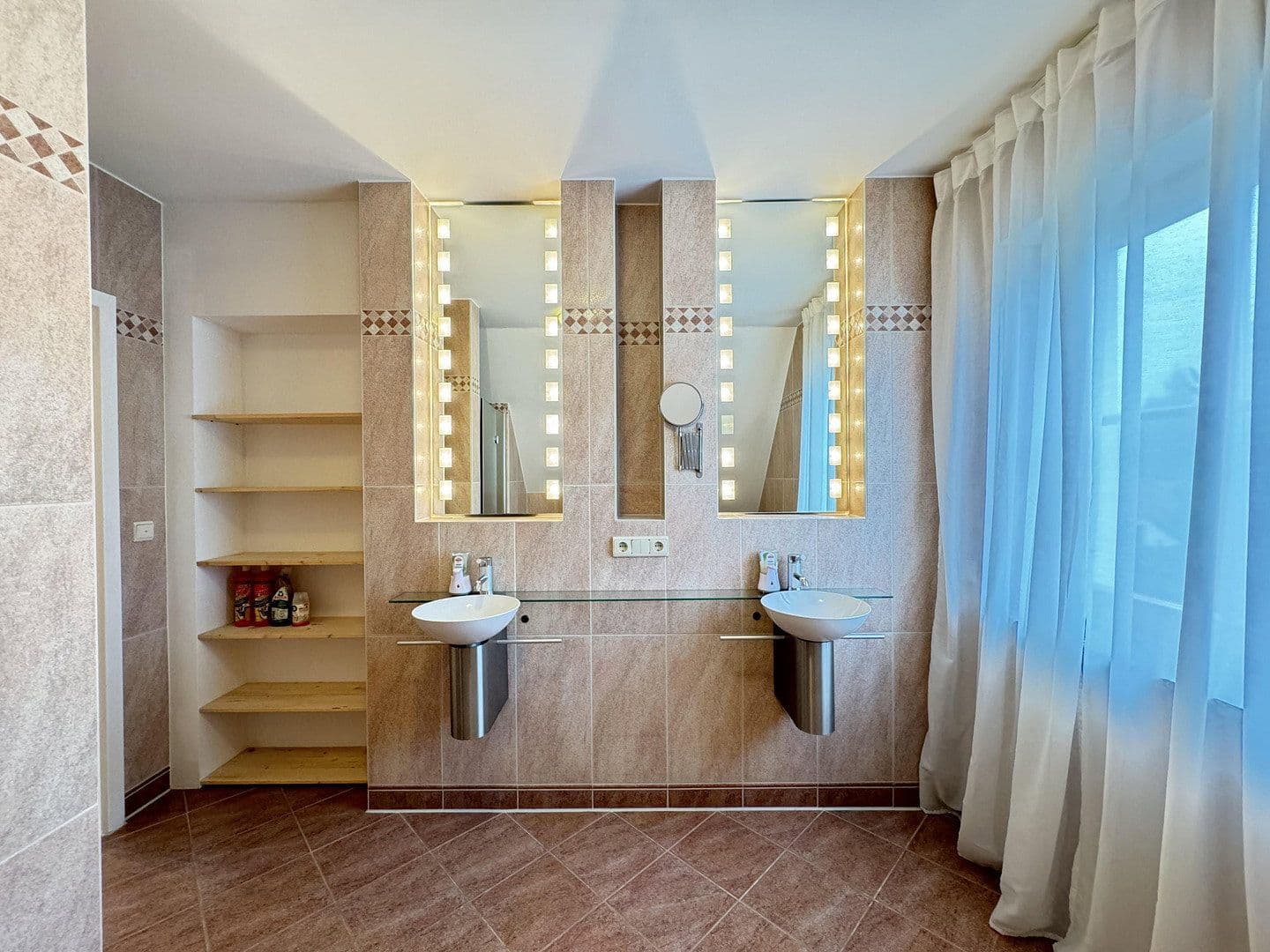 Prenájom domu 330 m², pozemok 1.100 m², Haimhausen, Bavorsko Prenájom domu 330 m², pozemok 1.100 m², Haimhausen, Bavorsko