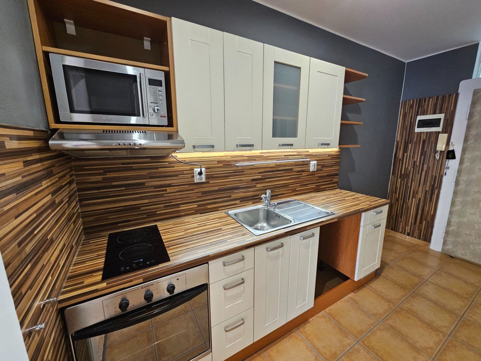 Prenájom bytu 1-izbový 37 m², Prouzova, Praha, Praha Prenájom bytu 1-izbový 37 m², Prouzova, Praha, Praha