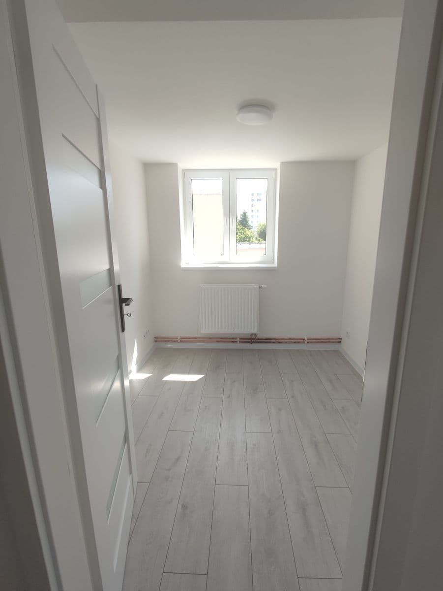 Prenájom bytu 4-izbový 80 m², Borový vrch, Liberec, Liberecký kraj Prenájom bytu 4-izbový 80 m², Borový vrch, Liberec, Liberecký kraj