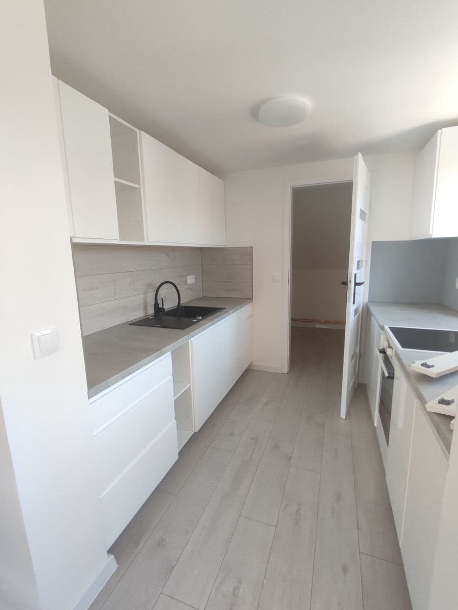 Prenájom bytu 4-izbový 80 m², Borový vrch, Liberec, Liberecký kraj Prenájom bytu 4-izbový 80 m², Borový vrch, Liberec, Liberecký kraj