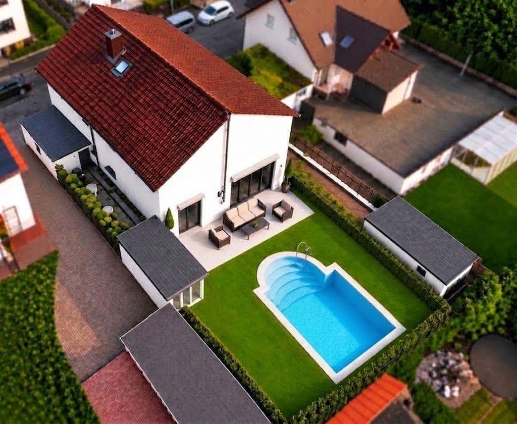 Predaj domu 242 m², pozemok 451 m², Friedrichsdorf, Hesensko Predaj domu 242 m², pozemok 451 m², Friedrichsdorf, Hesensko