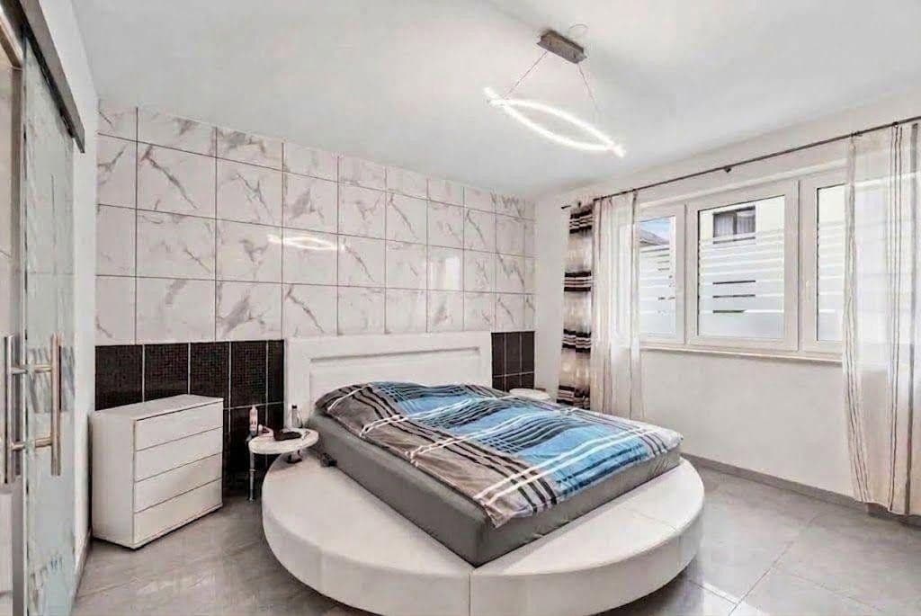 Predaj domu 242 m², pozemok 451 m², Friedrichsdorf, Hesensko Predaj domu 242 m², pozemok 451 m², Friedrichsdorf, Hesensko