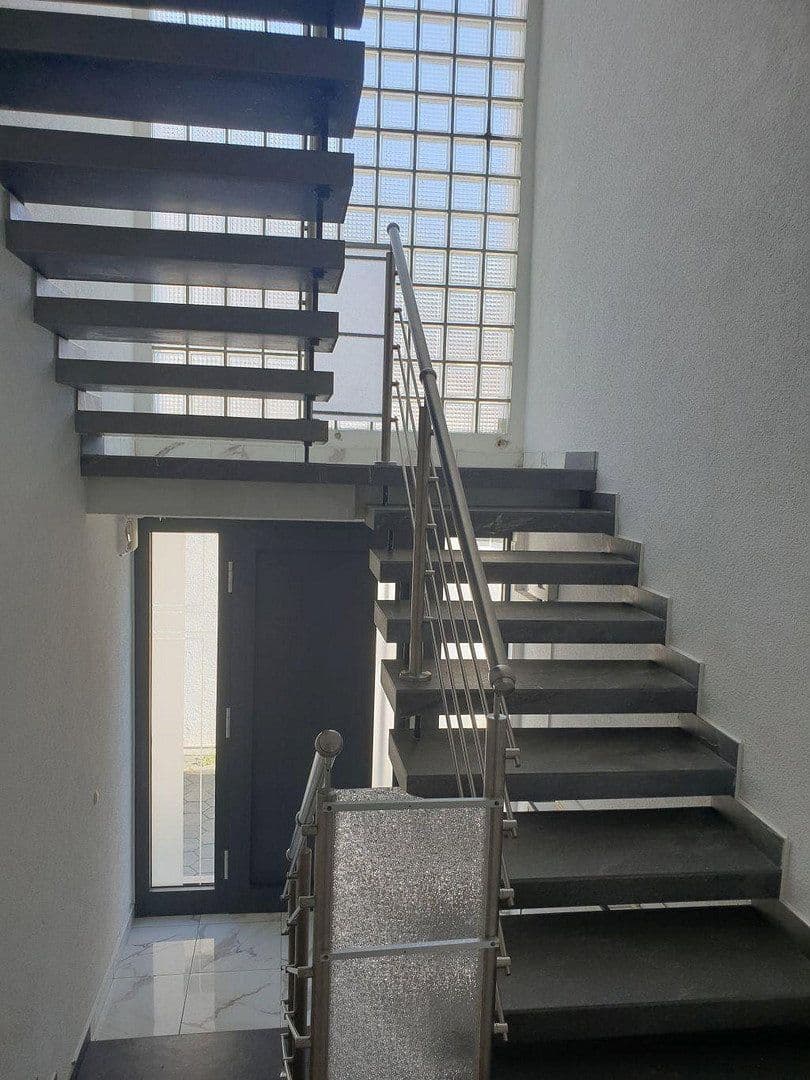 Predaj domu 242 m², pozemok 451 m², Friedrichsdorf, Hesensko Predaj domu 242 m², pozemok 451 m², Friedrichsdorf, Hesensko