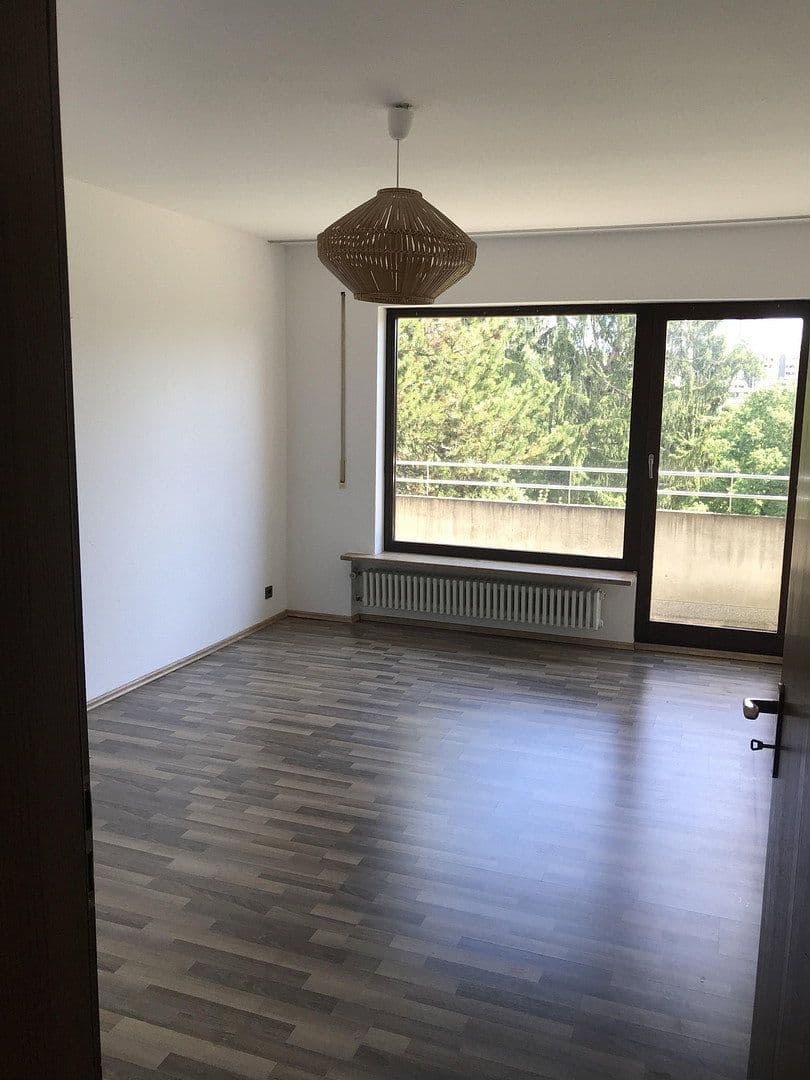 Prenájom bytu 3-izbový 100 m², Friedrichsberg 46, Stuttgart, Bádensko-Wurttembersko Prenájom bytu 3-izbový 100 m², Friedrichsberg 46, Stuttgart, Bádensko-Wurttembersko