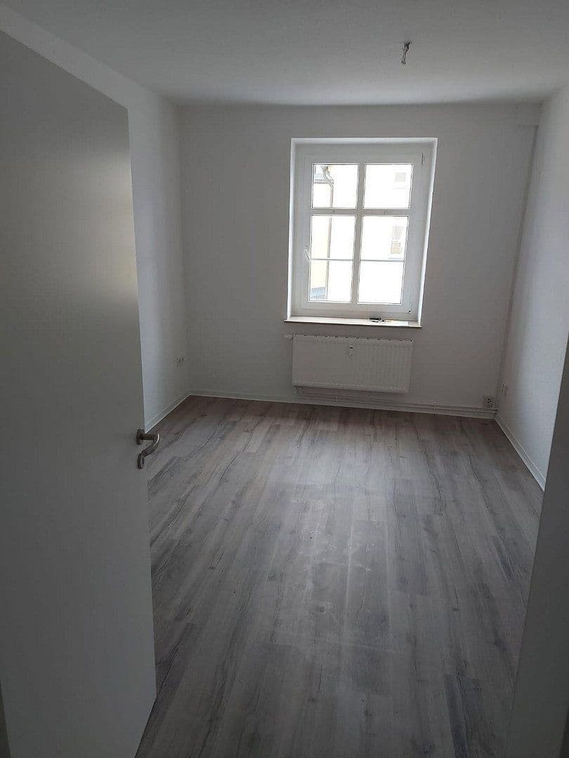 Prenájom bytu 4-izbový 123 m², Flurstraße 2b, Zwickau, Sasko Prenájom bytu 4-izbový 123 m², Flurstraße 2b, Zwickau, Sasko