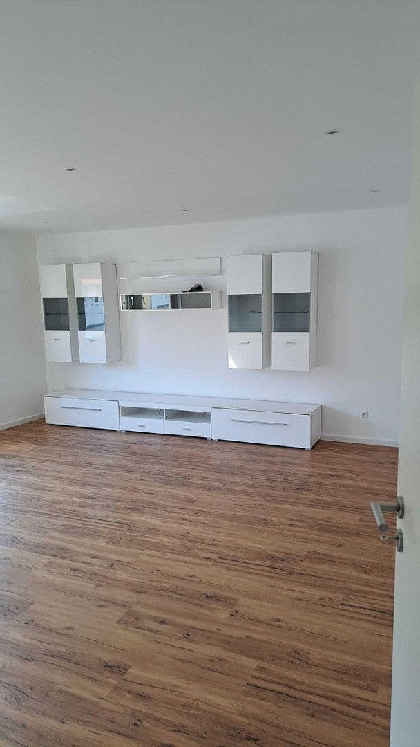 Prenájom bytu 4-izbový 123 m², Bempflingen, Bádensko-Wurttembersko Prenájom bytu 4-izbový 123 m², Bempflingen, Bádensko-Wurttembersko