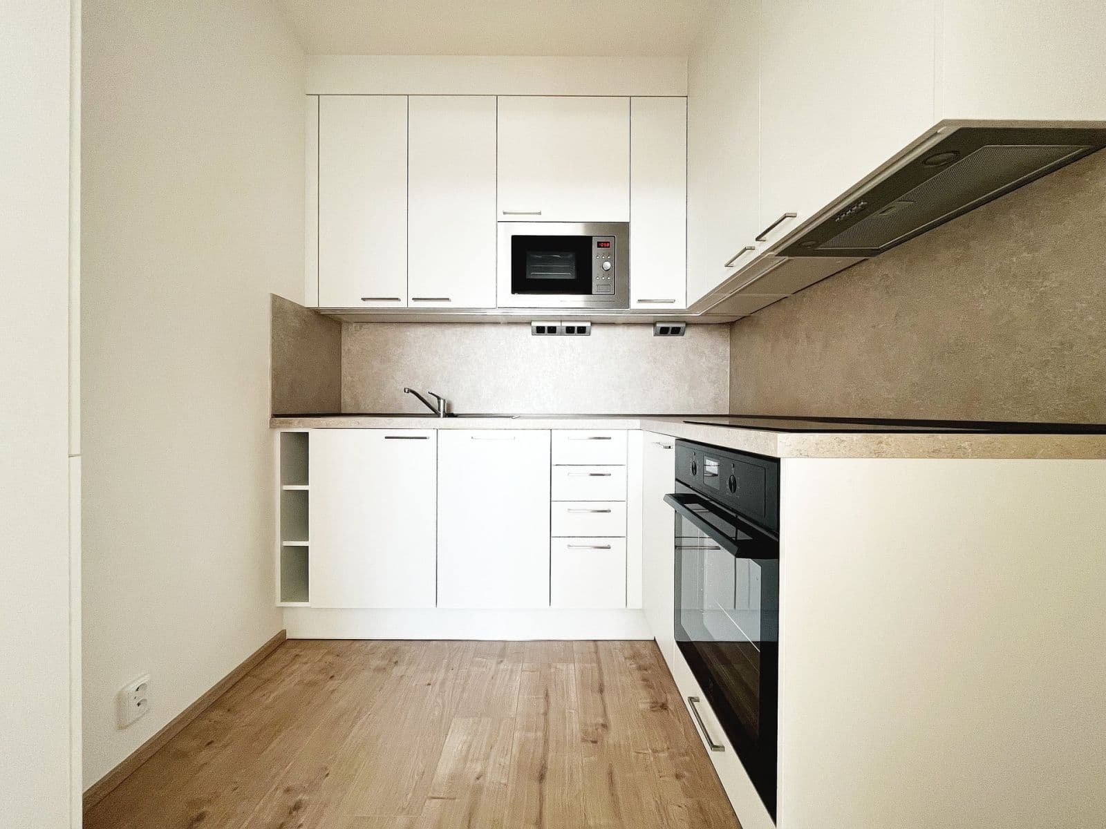 Prenájom bytu 2-izbový 41 m², Ciolkovského, Praha, Praha Prenájom bytu 2-izbový 41 m², Ciolkovského, Praha, Praha