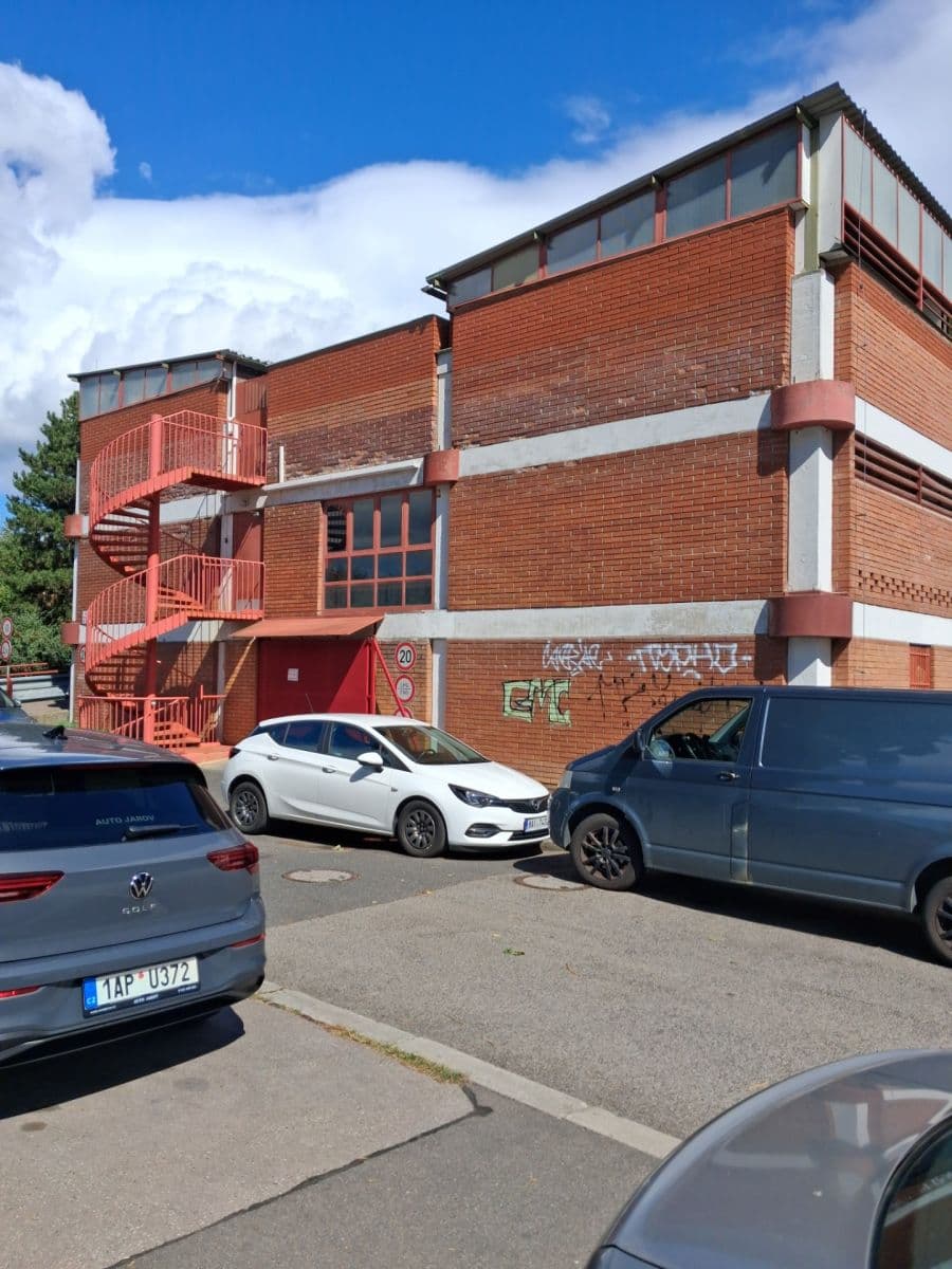 Prenájom garáže 18 m², Běhounkova, Praha, Praha Prenájom garáže 18 m², Běhounkova, Praha, Praha