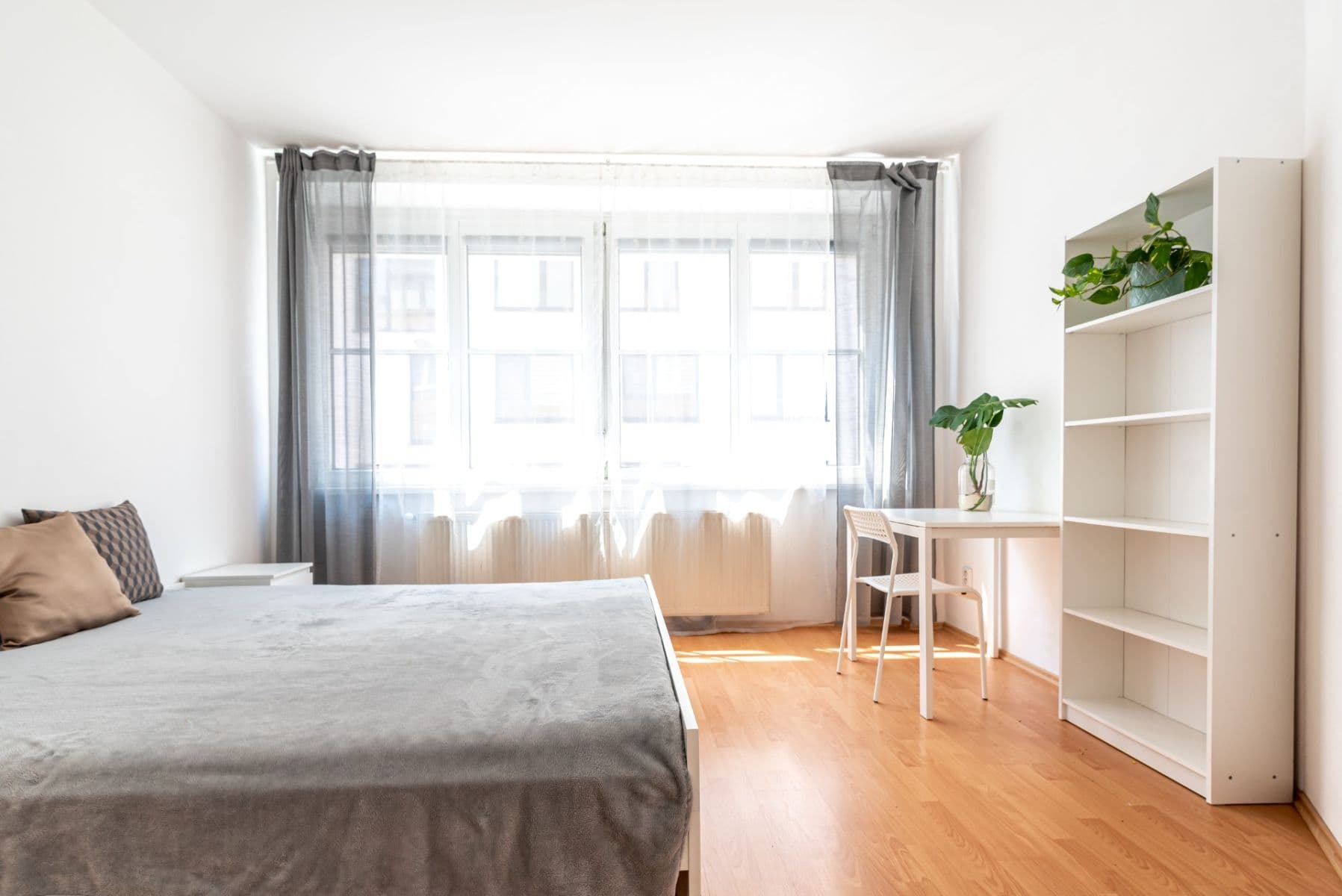 Prenájom bytu 4-izbový 95 m², Mickiewiczova, Bratislava - mestská časť Staré Mesto, Bratislavský kraj Prenájom bytu 4-izbový 95 m², Mickiewiczova, Bratislava - mestská časť Staré Mesto, Bratislavský kraj