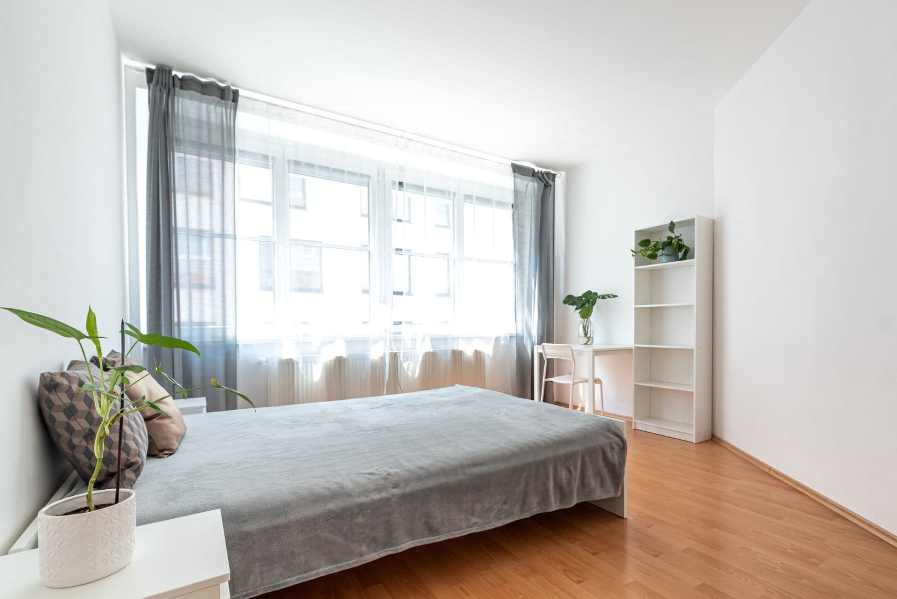 Prenájom bytu 4-izbový 95 m², Mickiewiczova, Bratislava - mestská časť Staré Mesto, Bratislavský kraj Prenájom bytu 4-izbový 95 m², Mickiewiczova, Bratislava - mestská časť Staré Mesto, Bratislavský kraj
