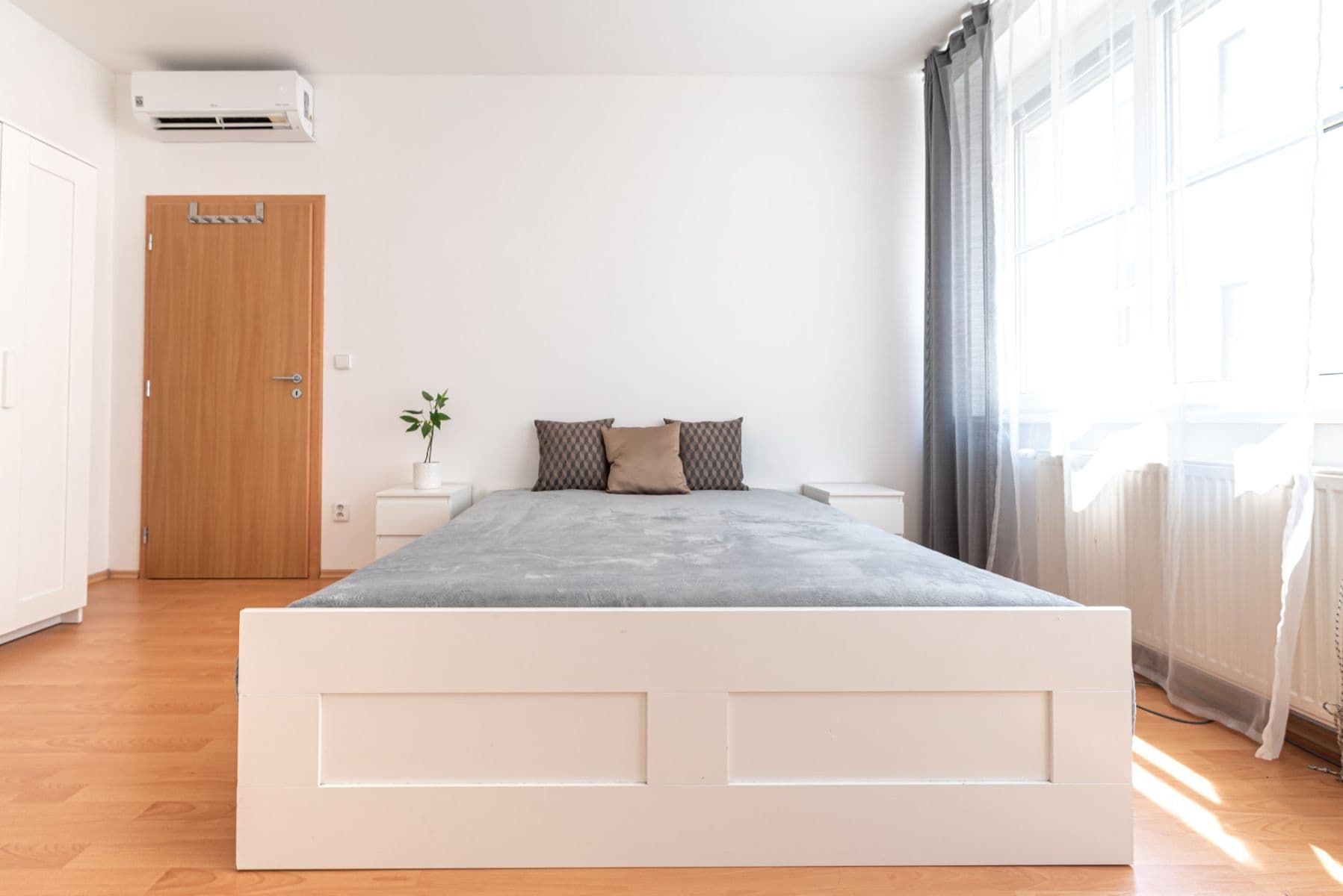 Prenájom bytu 4-izbový 95 m², Mickiewiczova, Bratislava - mestská časť Staré Mesto, Bratislavský kraj Prenájom bytu 4-izbový 95 m², Mickiewiczova, Bratislava - mestská časť Staré Mesto, Bratislavský kraj