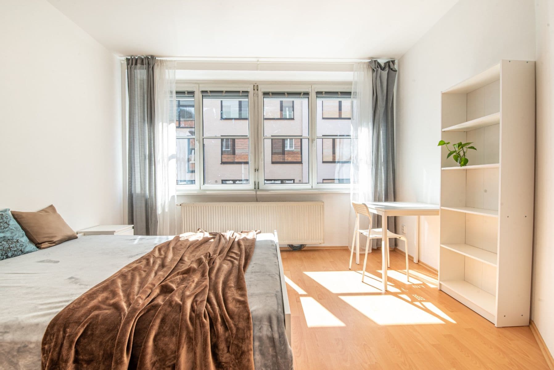 Prenájom bytu 4-izbový 95 m², Mickiewiczova, Bratislava - mestská časť Staré Mesto, Bratislavský kraj Prenájom bytu 4-izbový 95 m², Mickiewiczova, Bratislava - mestská časť Staré Mesto, Bratislavský kraj