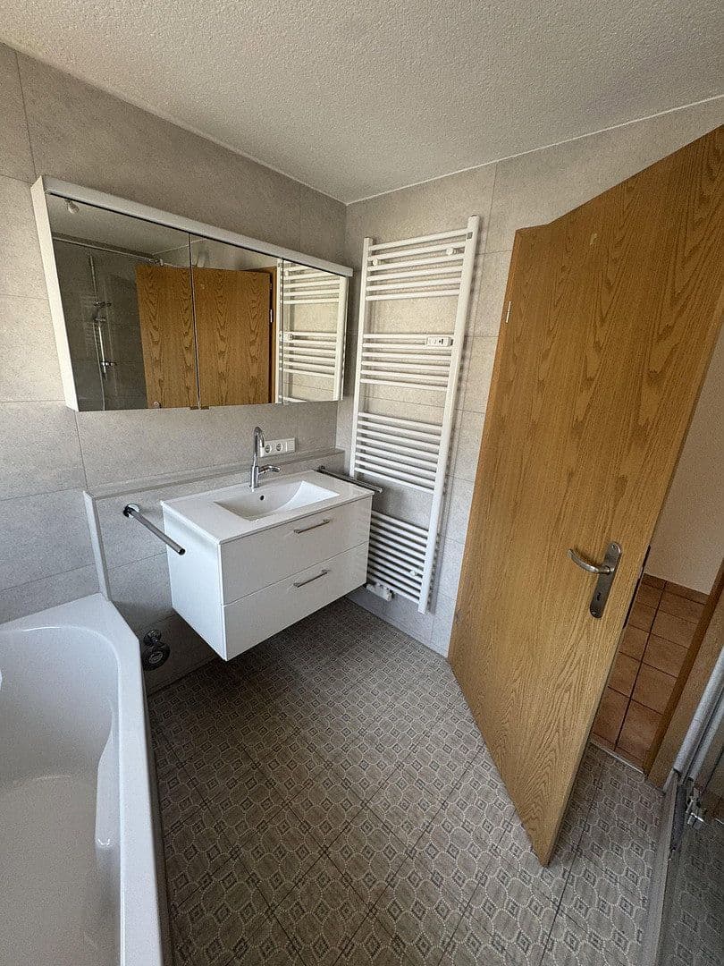 Prenájom bytu 2-izbový 68 m², Bad Urach, Bádensko-Wurttembersko Prenájom bytu 2-izbový 68 m², Bad Urach, Bádensko-Wurttembersko