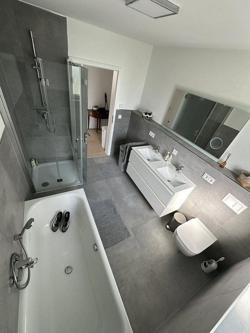 Prenájom bytu 4-izbový 120 m², Kirn, Porýnie-Falcko Prenájom bytu 4-izbový 120 m², Kirn, Porýnie-Falcko