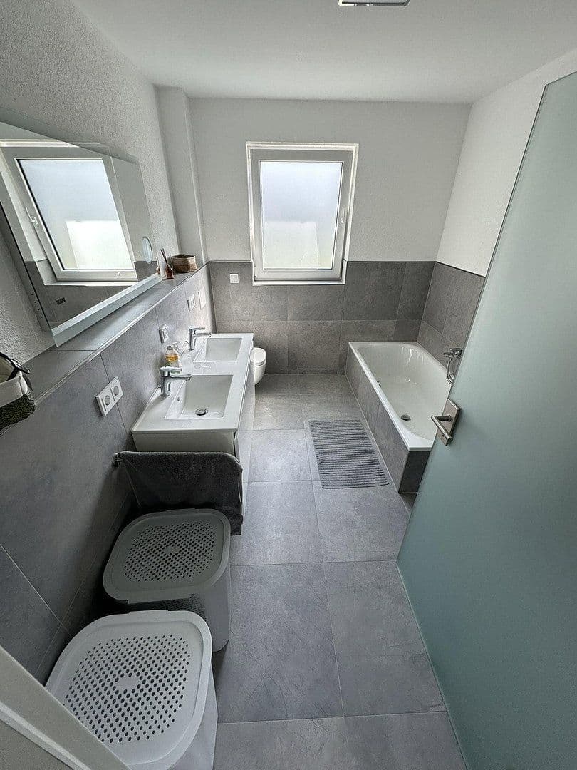 Prenájom bytu 4-izbový 120 m², Kirn, Porýnie-Falcko Prenájom bytu 4-izbový 120 m², Kirn, Porýnie-Falcko
