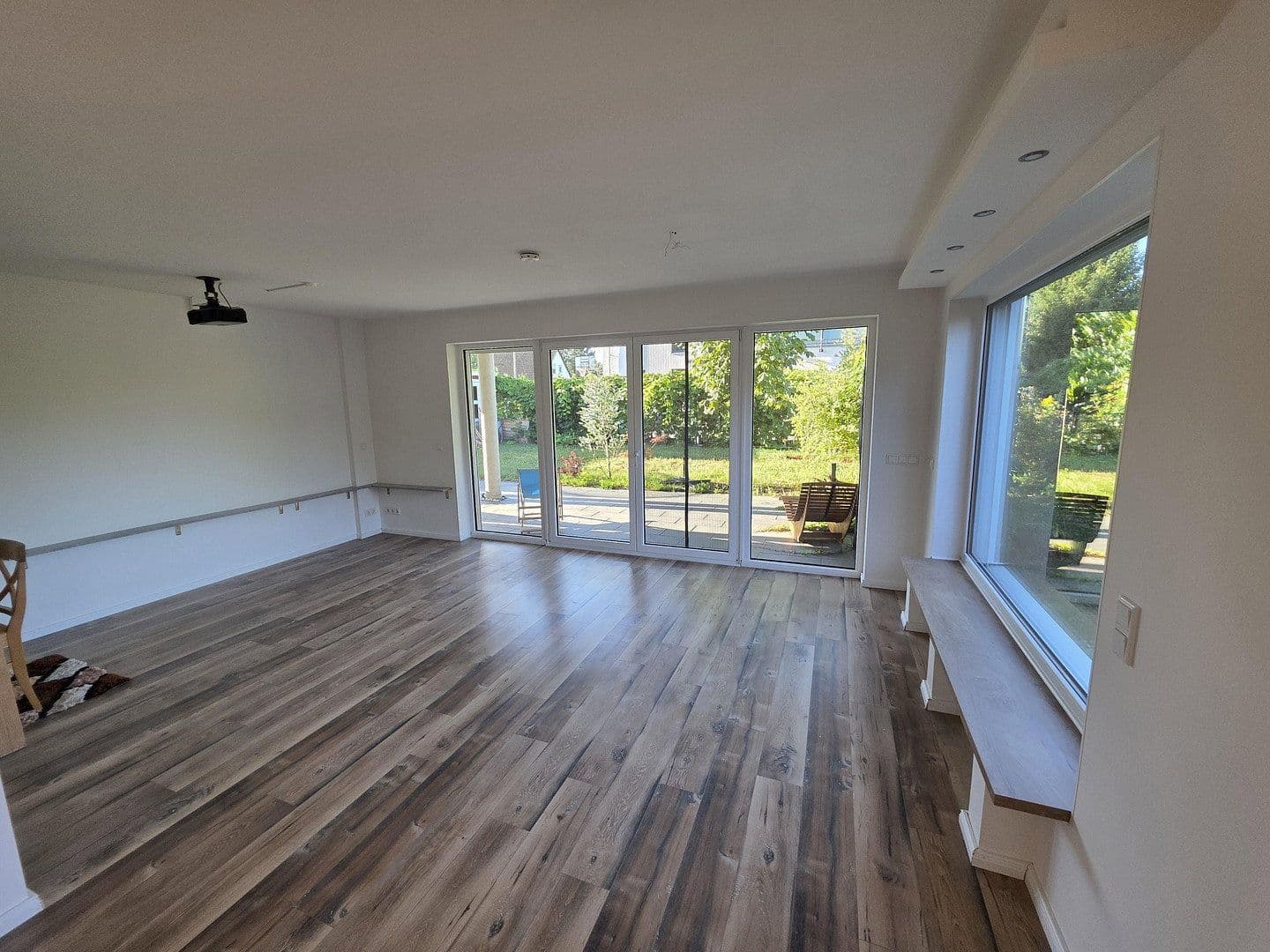 Prenájom bytu 4-izbový 132 m², Leipzig, Sasko Prenájom bytu 4-izbový 132 m², Leipzig, Sasko