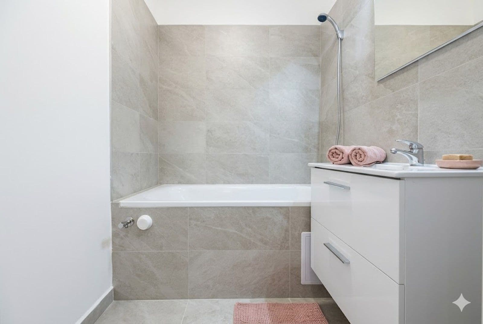 Prenájom bytu 3-izbový 78 m², Bruzovská, Frýdek-Místek, Moravskoslezský kraj Prenájom bytu 3-izbový 78 m², Bruzovská, Frýdek-Místek, Moravskoslezský kraj