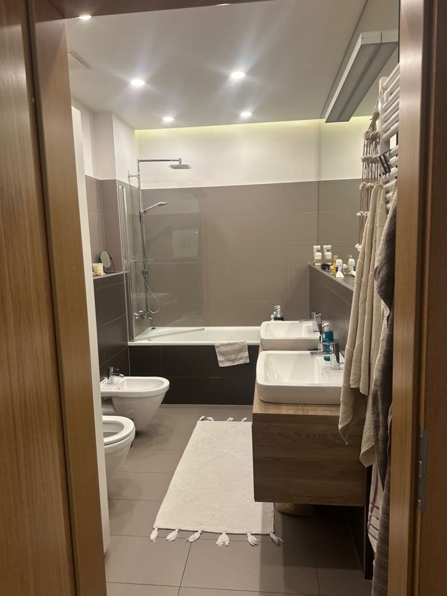 Prenájom bytu 4-izbový 124 m², Pod Dvorem, Praha, Praha Prenájom bytu 4-izbový 124 m², Pod Dvorem, Praha, Praha
